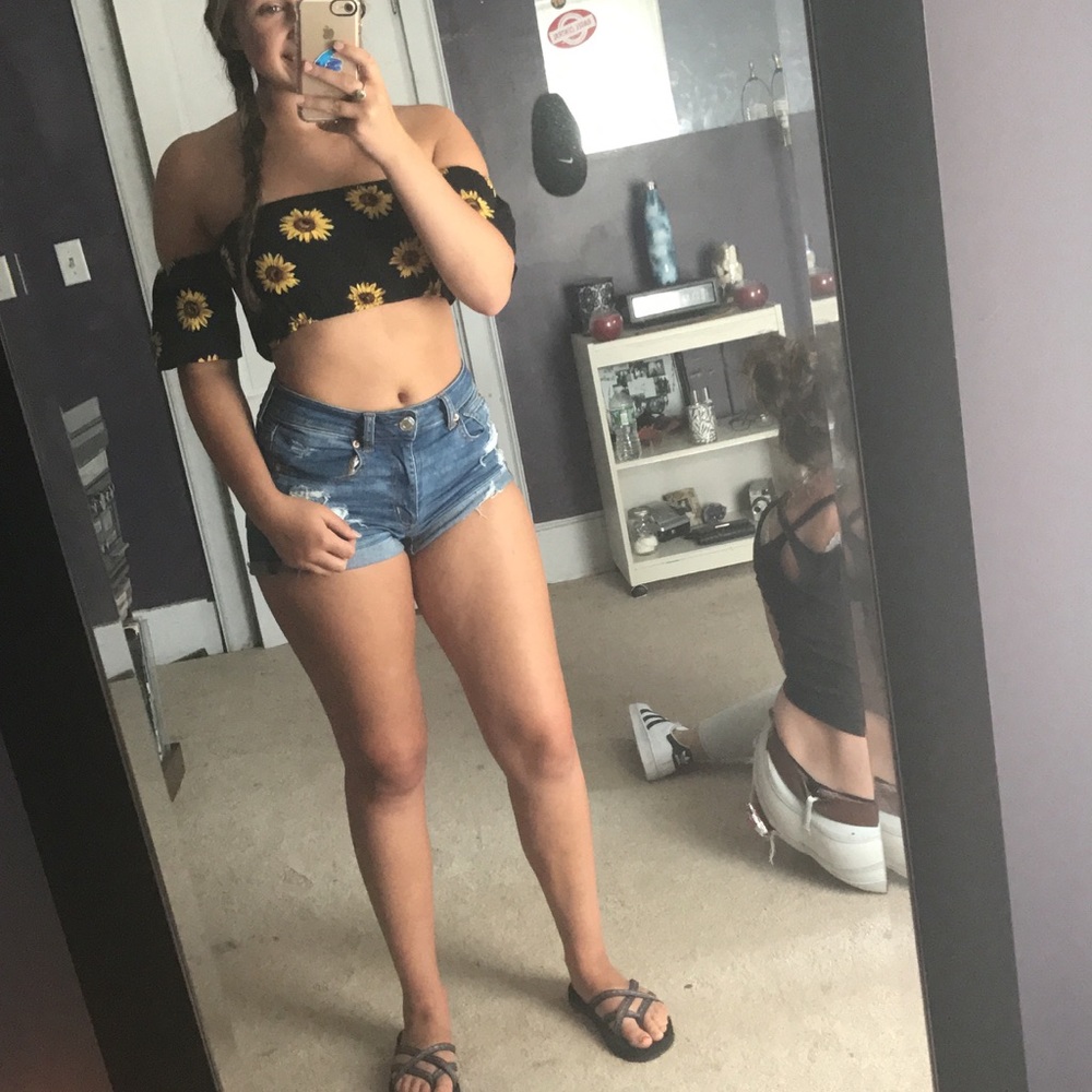 Daisy design crop top